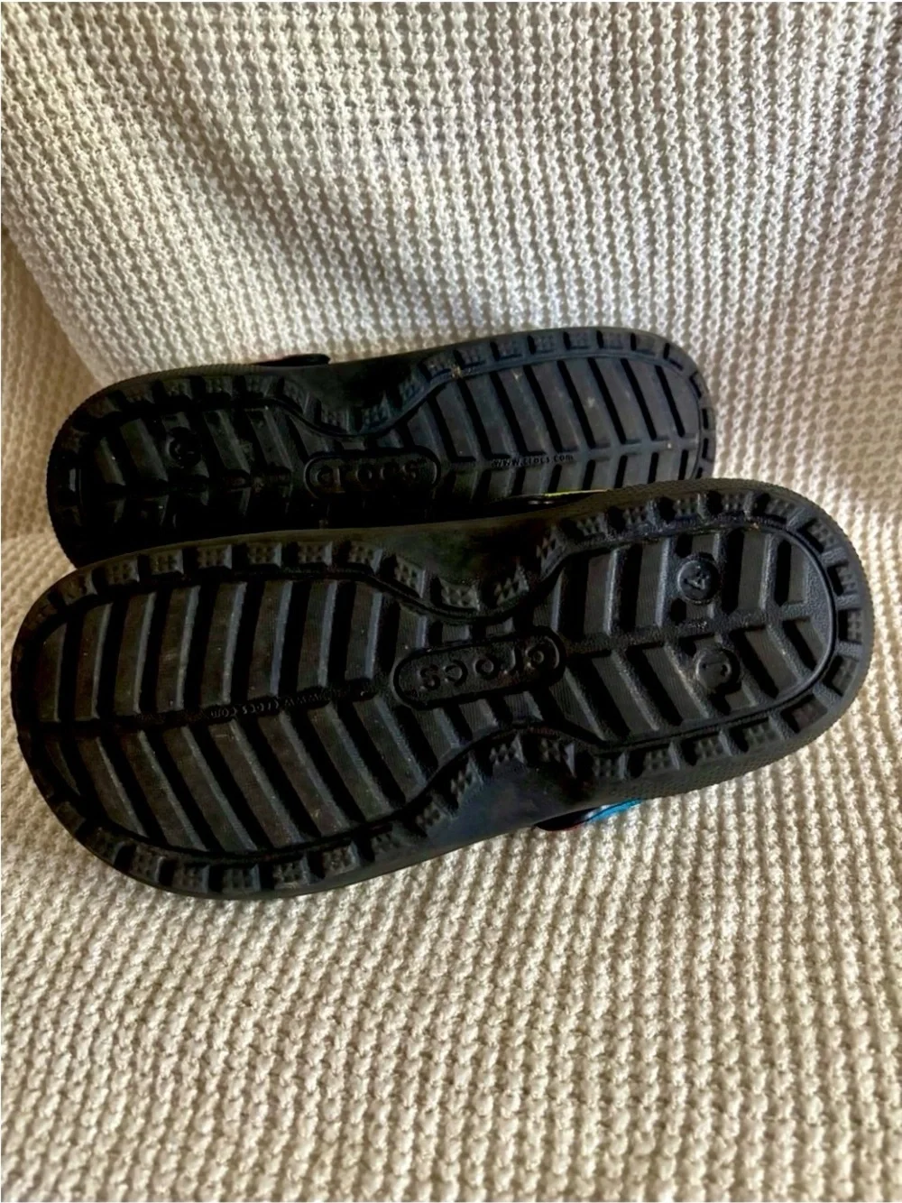 Crocs Kids 4 Black Lined Clogs – Rainbow Fuzzy Interior - Picture 10 of 11
